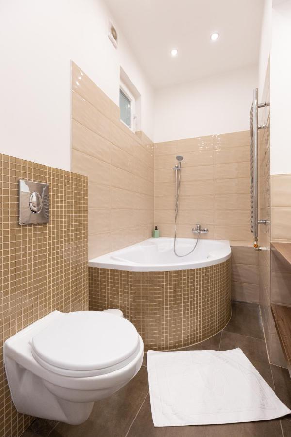 Lovely 2-Bedroom Apartment At The Vaci Street Budapest Exterior foto