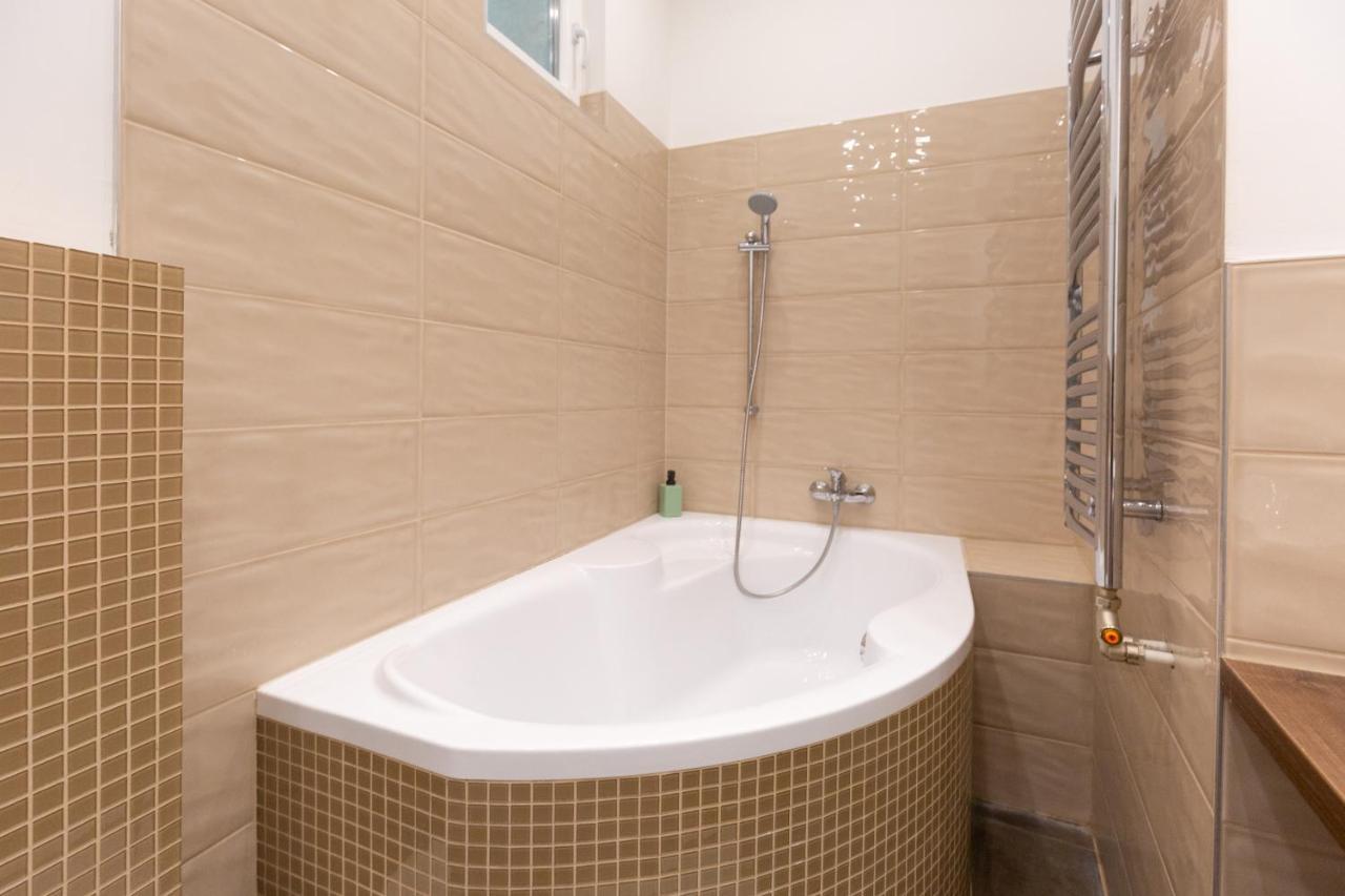 Lovely 2-Bedroom Apartment At The Vaci Street Budapest Exterior foto