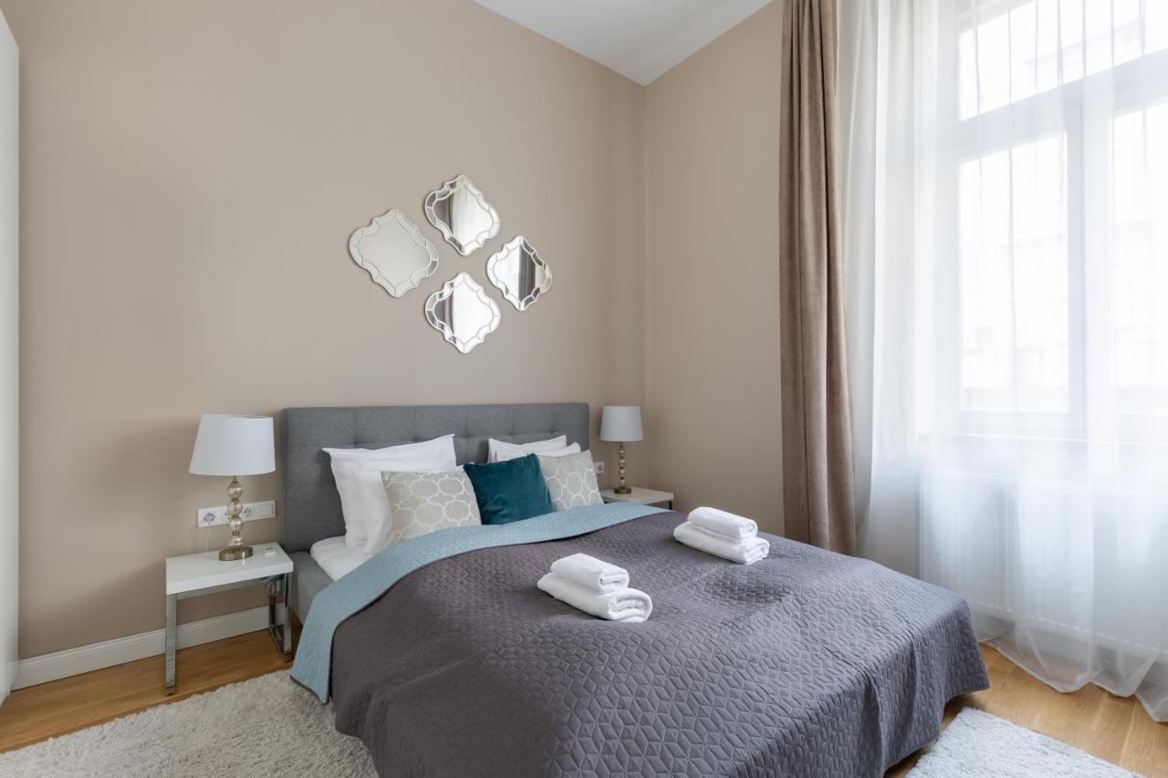 Lovely 2-Bedroom Apartment At The Vaci Street Budapest Exterior foto
